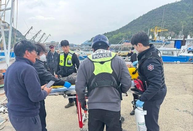 군산 섬에서 산책로 공사 중 암벽 부서져 작업자 추락