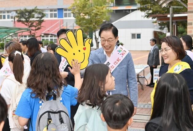 임종식 "태권도로 이주 배경 학생 학교 적응 지원'