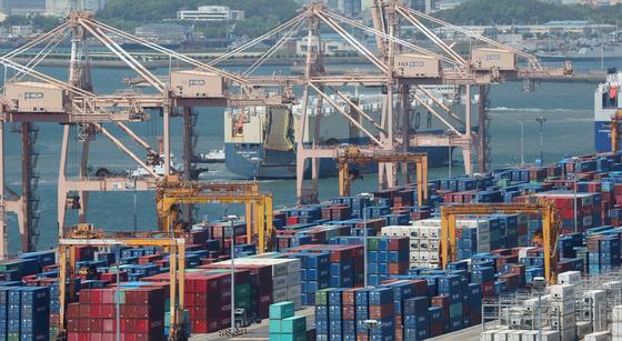 4월 생산 0.6%↓·소비 3.6%↓·투자 3.6%↓…8개월만 '트리플 감소'