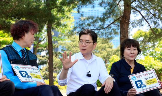 여의도공원서 택시운수종사자들 만난 정원오 후보