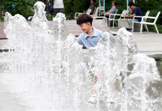 '최고 33도' 맑고 뜨거운 중부…비 내리는 남부·제주(종합)