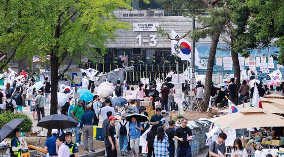 길어지고 과격해진 '개표소 봉쇄 시위'…일대 '요새화' 흐름