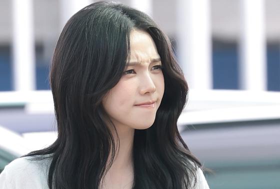 [뉴스1 ★]'인상 팍' 카리나 "오해 말아요"…알레르기 고백에 팬들 '응원 물결'