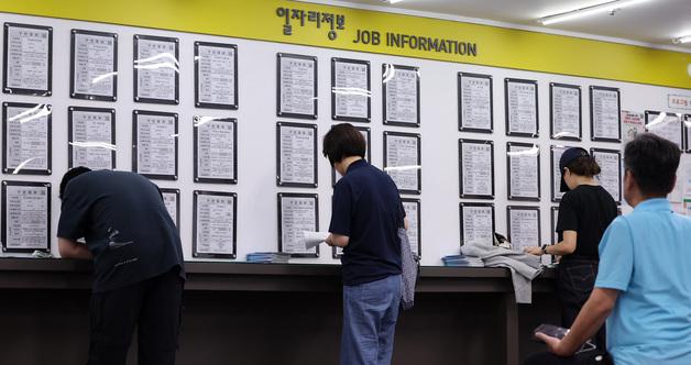 고용한파 20대도 나눠졌다…20대초반 '그냥 쉼' 20대후반 '취업난' 