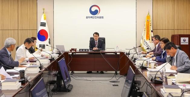 원전 멈춰 하던 정기검사, 운전 중에도 가능해진다…법령 개정