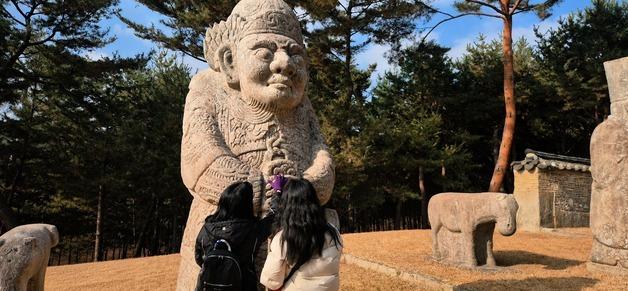 손끝으로 느끼는 조선왕릉…국가유산청, 시각장애인 위한 궁능 무료 해설