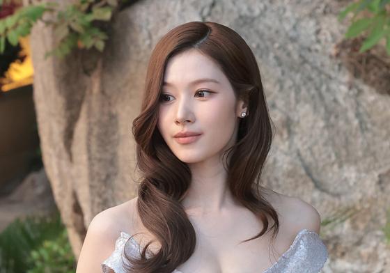 [뉴스1 ★]사나, 반짝이는 존재감… 청초한 비주얼에 더해진 우아한 볼륨감