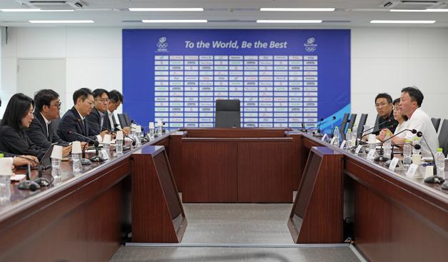 핸드볼경기장 봉쇄 장기화에 문체부 장관 "피해 최소화 적극 지원"