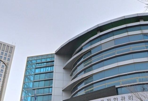 "이 시국에" 선관위 건물 내 골프 연습?…SNS 영상 확산