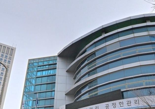 "이 시국에" 선관위 건물 내 골프 연습?…SNS 영상 확산