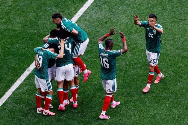 '韓 2차전 상대' 멕시코, 개막전서 '퇴장 2명' 남아공 2-0 완파 [월드컵]