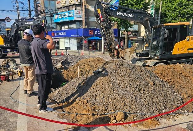 광주 서방사거리 도로에 직경 1m 싱크홀…출근길 도로 통제(종합)