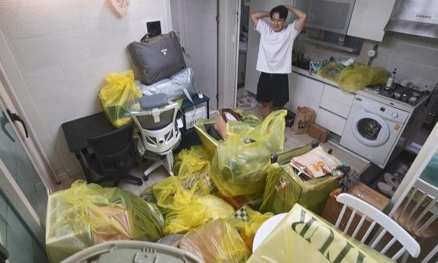 '나혼산' 고강용, 원룸 떠난다…이사 후에도 짐더미 파묻힌 이유는