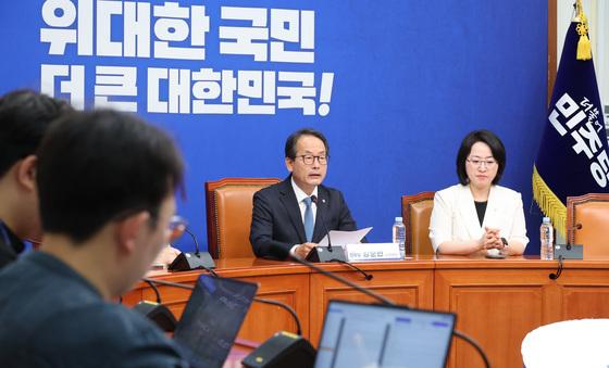 與 "정청래, 거취 숙고 중…충분히 입장 정리·표명 때까지 기다려주길"
