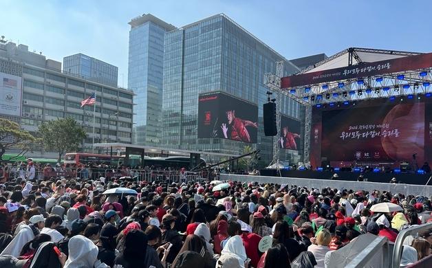 "연차 내고 왔다" 광화문광장 벌써 붉은색 물결…체코전 응원 열기 '후끈'