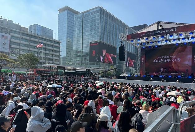 "연차 내고 왔다" 광화문광장 벌써 붉은색 물결…체코전 응원 열기 '후끈'