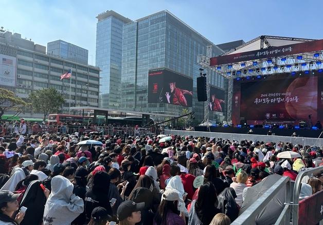 "연차 내고 왔다" 광화문광장 벌써 붉은색 물결…체코전 응원 열기 '후끈'
