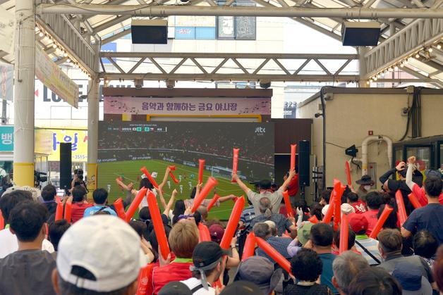 대구서도 함성…체코에 선제골 내주자 '정적', 역전골 터지자 '열광'