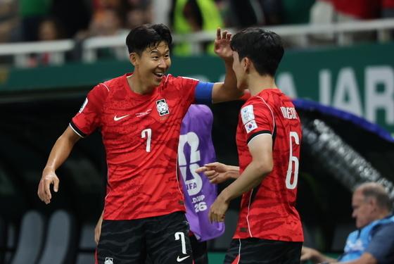  한국, 체코에 2-1 월드컵 첫 승…'황인범 동점골·오현규 역전골' 