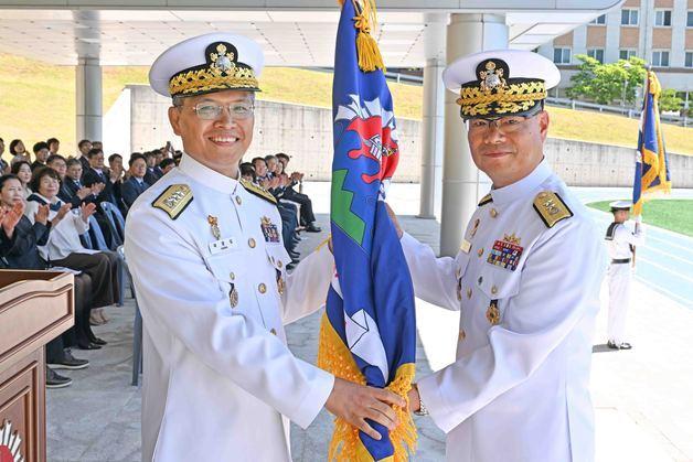 "국민에게 신뢰받는 선봉함대"…이남규 해군 1함대사령관 취임