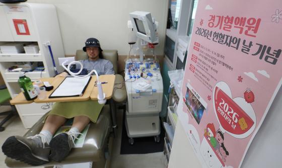 헌혈자의 날 앞두고 헌혈하는 시민들