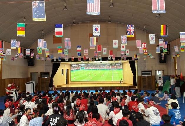 "대~한민국" 울려 퍼진 우정초 강당…전교생 월드컵 응원전