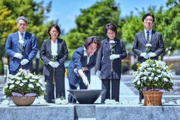 "하나된 민주세력 지켜달라"…추미애, 인수위 출범 앞두고 봉하·평산行
