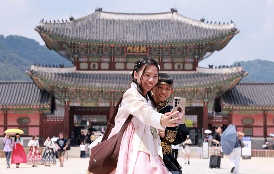 한류관광 1.3조 소비 '웃는 한국'…중국인 발길 뚝 '울상 일본' 
