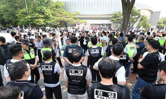 경찰, 잠실개표소 진입 시도 시위대와 대치