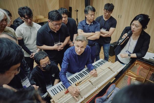 아시아 피아노 조율사 300명, 독일 스타인웨이 노하우에 흠뻑 빠졌다