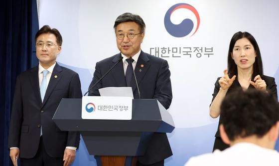 윤호중 장관, 잠실 개표소 인근 집단시위 관련 대국민 담화문 발표