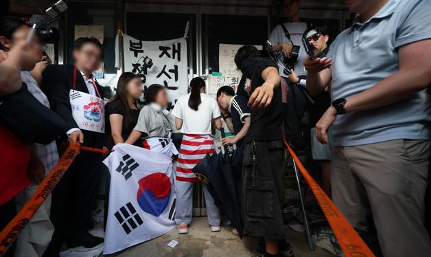 몸으로 핸드볼경기장 막아선 시위 참가자