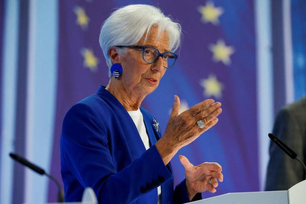 ECB 총재, 중도 사임 가능성 시사…다보스포럼·佛 정계서 '러브콜'