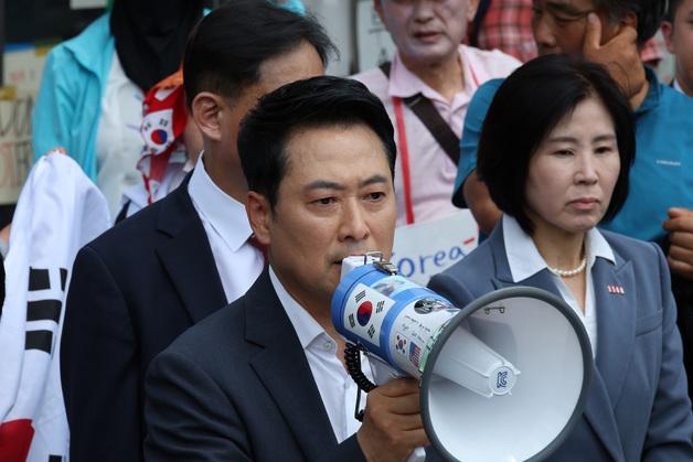 "재선거는 자리보전용" "당대표로서 마땅"…'장동혁 거취' 의총 앞 설전