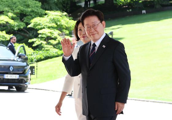 李대통령 긍정 47.7% 부정 49.0%, 취임후 첫 역전…민주 40% 국힘 41.6%