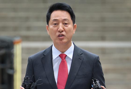 특검, '여론조사비 대납 혐의' 오세훈 징역 1년 6개월 구형