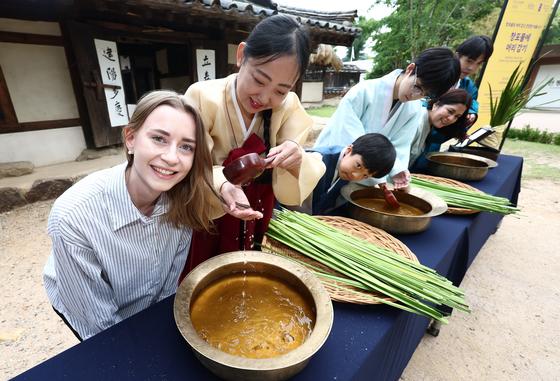 [뉴스1 PICK]"창포물에 머리 감고 나쁜 기운 물리쳐요"…여름의 시작 단오 세시풍속