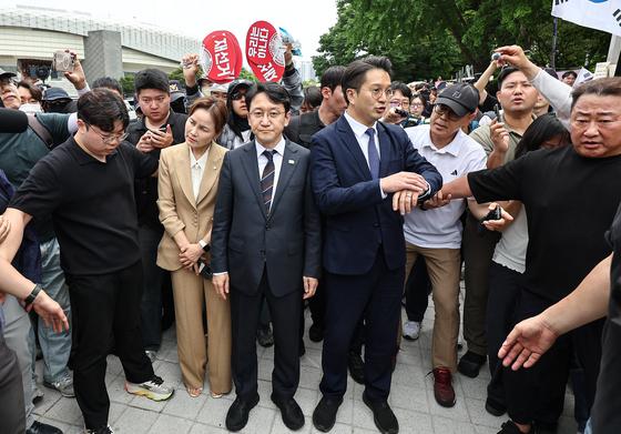 [뉴스1 PICK] 잠실개표소 찾은 與…시위대 반발에 발길 돌려