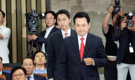 의총 참석하는 장동혁 대표 '굳은 표정'