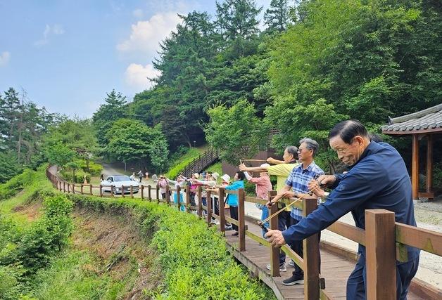 '치매 예방에 효과'…충주시보건소, 산림치유 프로그램 운영