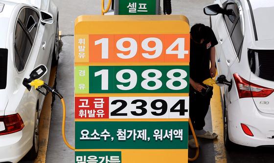 석유 최고가격 현행 유지 '종전 상황 보며 추후 결정'