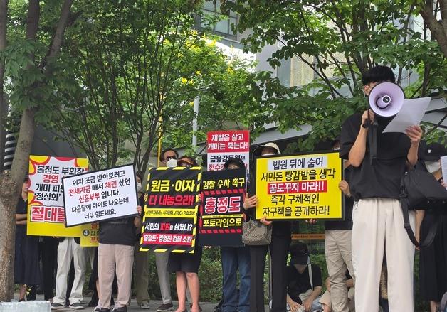 "전 재산 묶여" JTBC 앞 절규…새벽 기차 타고 상경한 60대 여성의 눈물