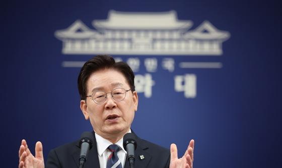 '트럼프 대통령과의 대화' 질문 받는 이재명 대통령