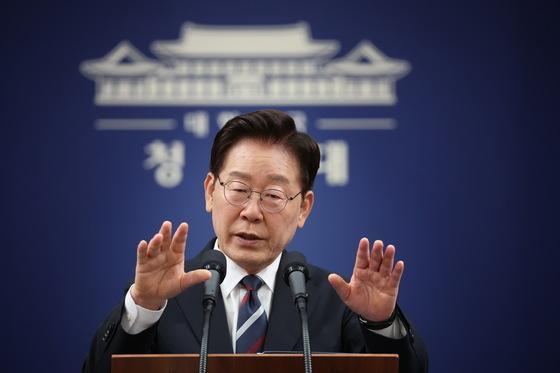"야당 때와 달라야" 李대통령, 與에 또 쓴소리…전대 과열양상 우려도
