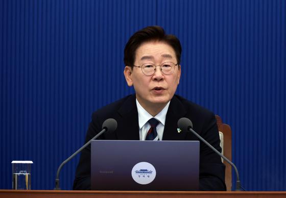 李대통령 부정 49.7% 긍정 46.7%…취임 후 첫 역전 [리얼미터]