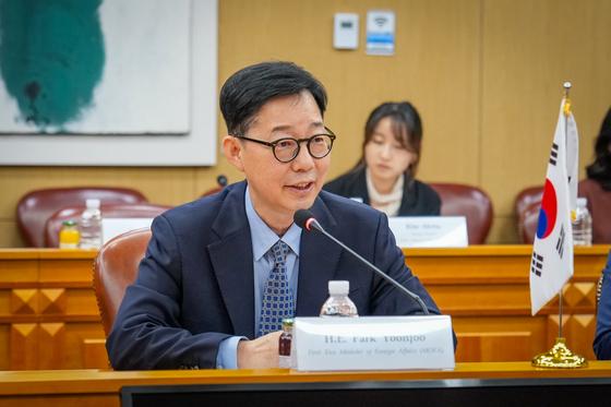 외교부 "호르무즈 기여, 국익에 기초해 주체적으로 결정"