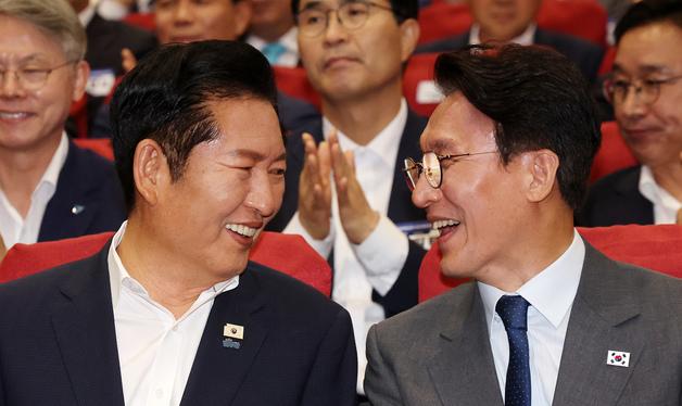 마주보며 대화 나누는 김민석·정청래