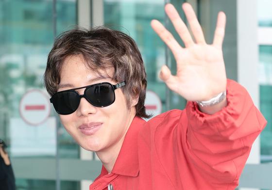 [뉴스1 ★]BTS 제이홉, 슬리퍼 사이로 빼꼼…하트 양말 포인트 '남친룩'