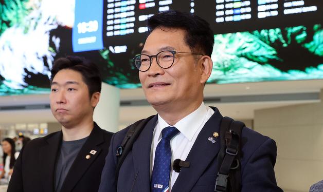 취재진 질문에 답변하는 송영길 의원