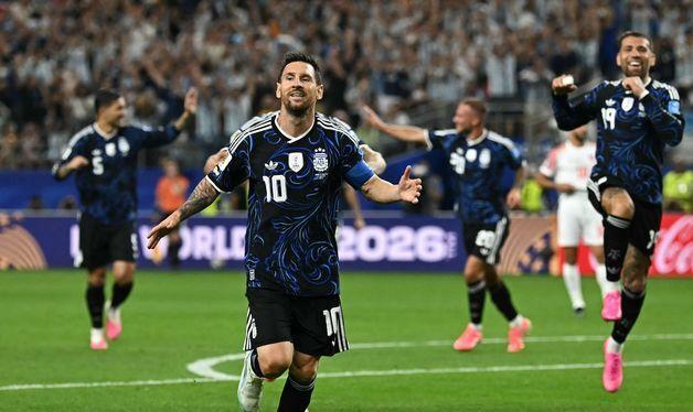 '축구 신' 메시, 조별리그 전 경기 득점